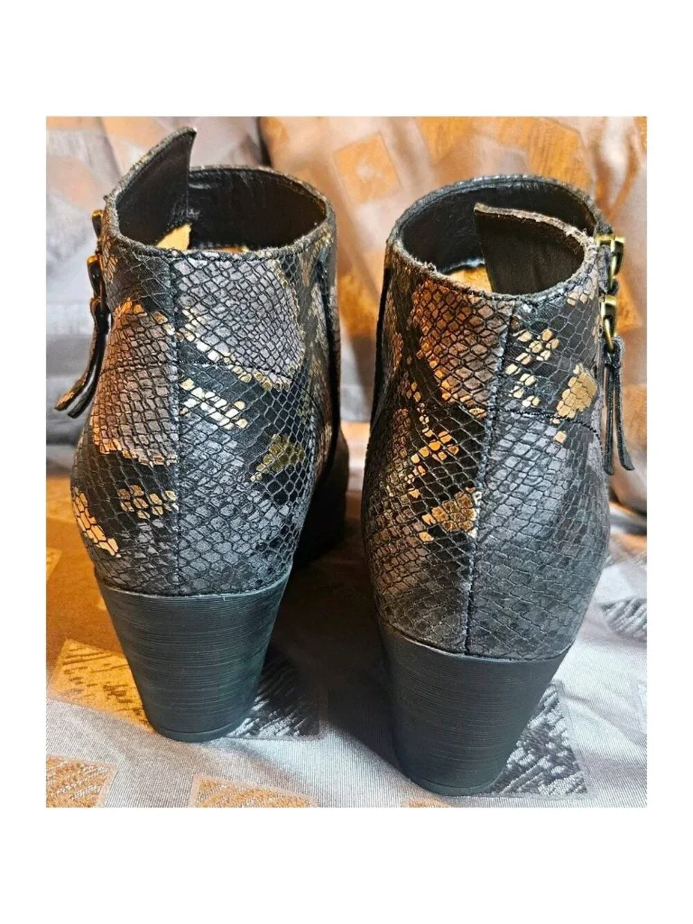 MUK LUKS Yellowstone Yardley 10W Black Snake Ankle Boots Block Heel
